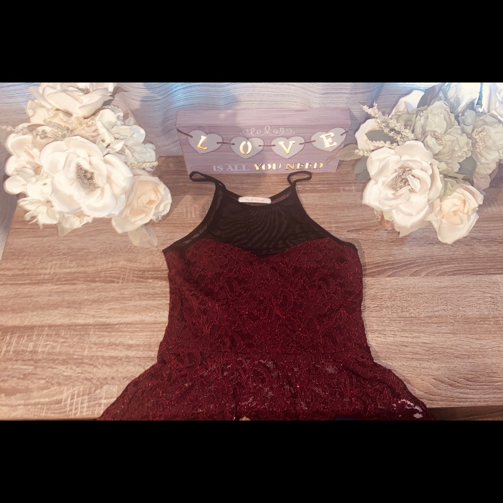 Black and burgundy lace fitted top 🥀 NEW